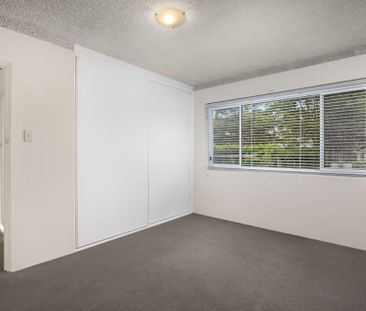 Spacious 2 Bedroom Apartment with Lock up Garage - Photo 1