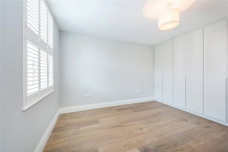 4 bedroom end of terrace house to rent - Photo 4