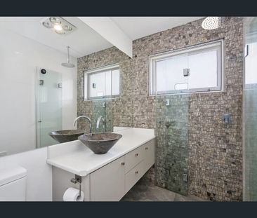 Sunny Top Floor Living Right in the Heart of Newport - Photo 3