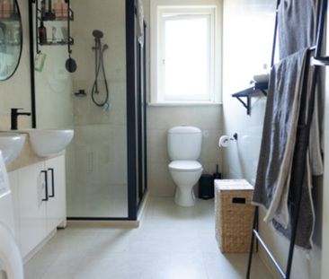 Stylish Art Deco Elegance with Modern Renovation in Prime Elwood Lo... - Photo 5