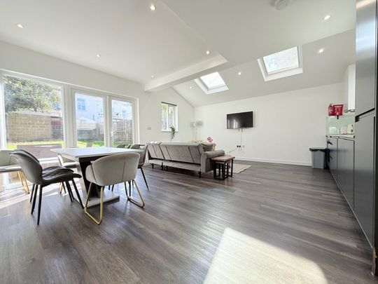 3 Bed Flat, Mount Road, NW4 - Photo 1