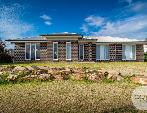 2/82 Barmedman Avenue, Gobbagombalin NSW 2650 - Photo 1