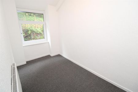 House - Terraced For Rent Llewellyn Street, Ferndale - Photo 2