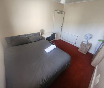 3 Bed Terraced House, Moffat Road, CR7 - Photo 1