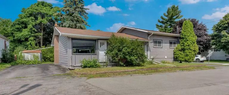 36 Day St. | 2 Bedroom with Amazing 4 piece Bathroom in Central Kingston! | 36 Day Street, Kingston - Photo 1