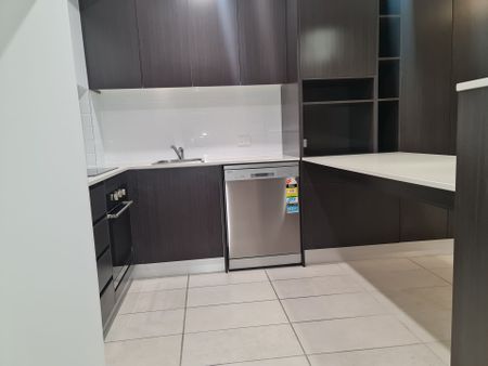 Stunning Top Floor 2 Bedroom Apartment with Lake Views - Photo 5