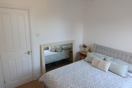 4 bedroom semi-detached house to rent - Photo 3
