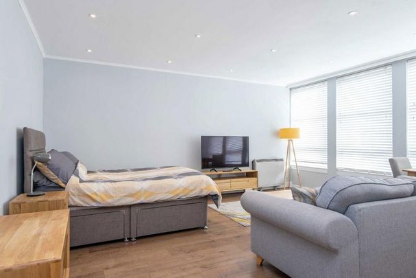 Studio to rent - Photo 1