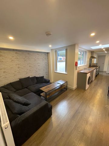 St. Margaret Road Room 3 - Photo 2