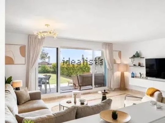 Alquiler de piso en Calle Algarrobo - Photo 1