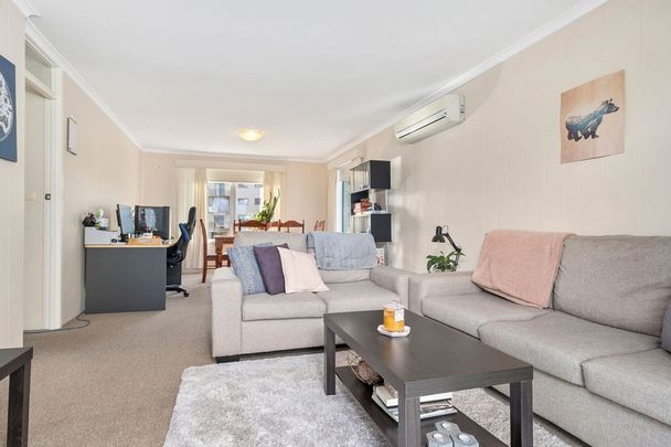 Two bedroom apartment with great views - Photo 1