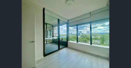 Sunny Two Bedrooms Apartment In Australia Tower - Photo 2