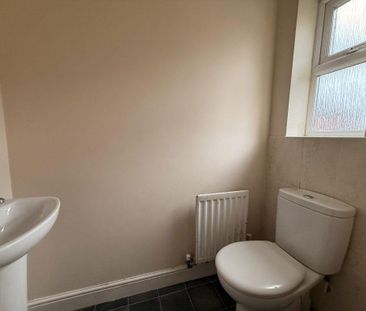 4 bedroom semi-detached house to rent - Photo 3