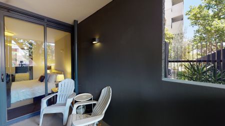 Fully furnished two bedroom on Rathdowne! - Photo 2