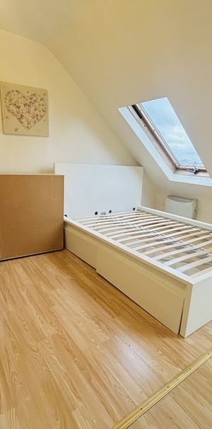 Room in a Shared House, Selborne Gardens, NW4 - Photo 1