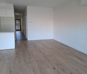 Near new townhouse, centrally located! - Photo 6