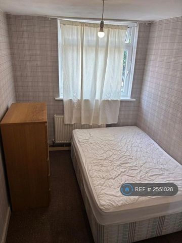 1 bedroom in a flat share to rent - Photo 3