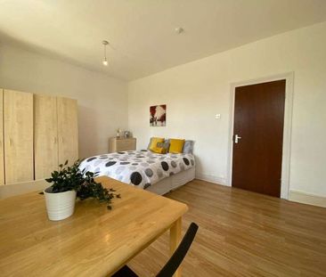 Room in a Shared Flat, Newham Way, E16 - Photo 3