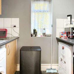 property to rent - Photo 2