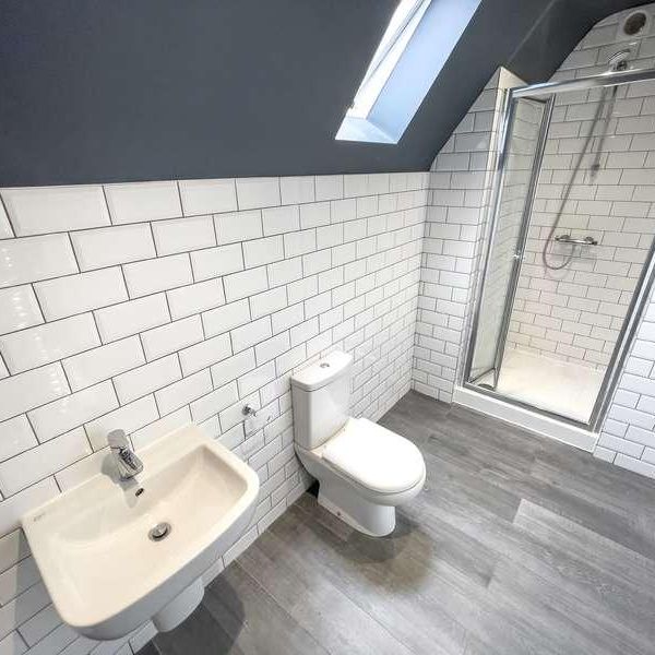 Esher Road, L6 - Photo 1