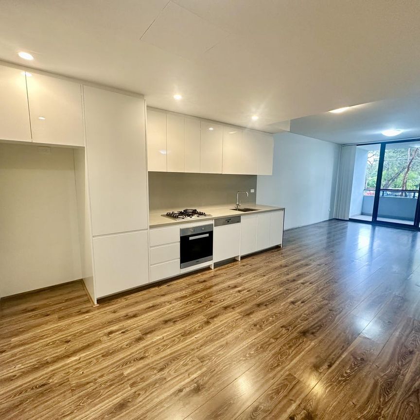 Modern One-Bedroom Apartment with Study in a Prime Location... - Photo 1