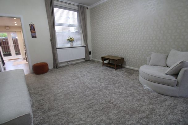 4 bed mid-terraced house to rent in Oldham Road, Ashton-Under-Lyne, OL7 - Photo 1