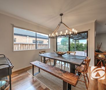 FAMILY LIVING IN SOUGHT AFTER CAVERSHAM WATERS ESTATE - Photo 5