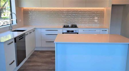 Two bedroom, two bathroom home - Photo 2