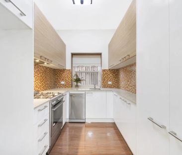 Duplex Sized, Renovated Apartment with Spacious Deck - Photo 5