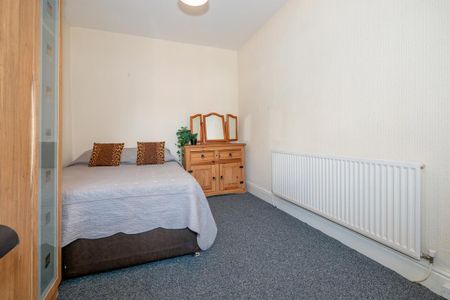 5 bedroom end of terrace house to rent - Photo 4