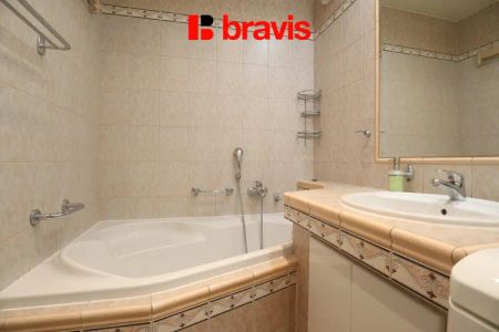 Pronájem bytu 1+1 s prosklenou lodžií na ulici Ukrajinská Brno - Bohunice - Photo 4