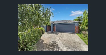 Large 4 Bedroom Home with Spacious Rear Yard - Photo 5