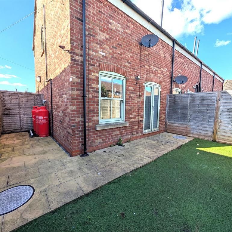 2 bedroom end of terrace house to rent - Photo 1
