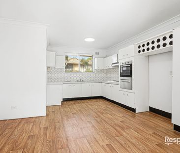 Top floor unit close to hospital and transport, new flooring and fr... - Photo 1