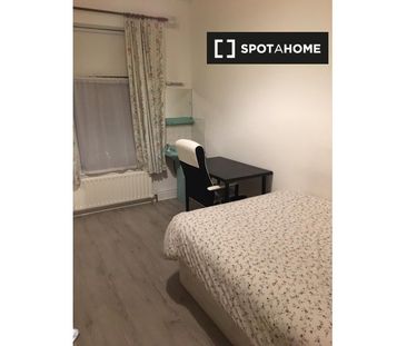 Rooms for rent in 8-bedroom house in Drumcondra, Dublin - Photo 2