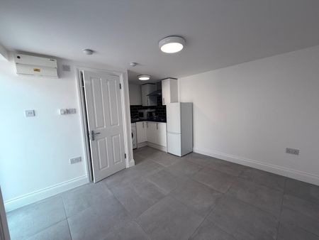 Studio Flat, St Marys Road, IG1 - Photo 5