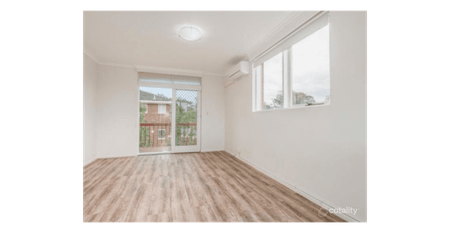 Refreshed, Light-Filled Apartment in Prime Location - Photo 4