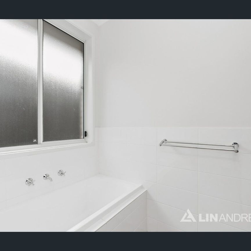 Spacious & Modern 4-Bedroom Home Next to the O-Bahn and City - Photo 1