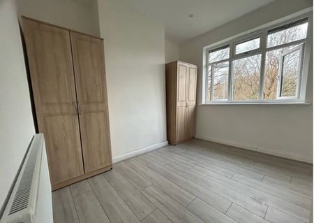 3 Bed Terraced House, Canada Avenue, N18 - Photo 2