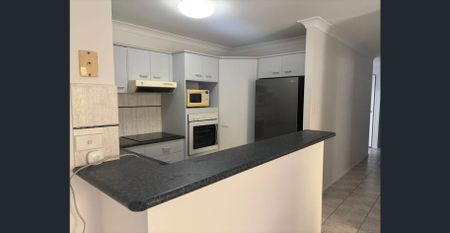 Spacious 3-Bedroom Duplex with Media Room & FTTP in Quiet Catherine Court, Labrador - Photo 5