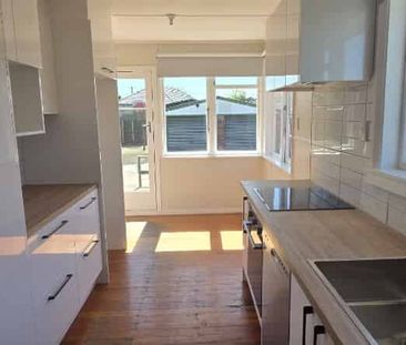 THREE BEDROOMS - HEATPUMP - PETS NEGOTIABLE - Photo 4