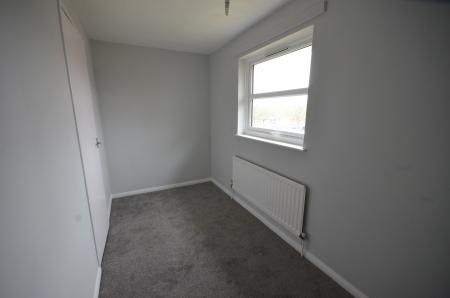 3 bedroom Semi-detached house To Let - Photo 3