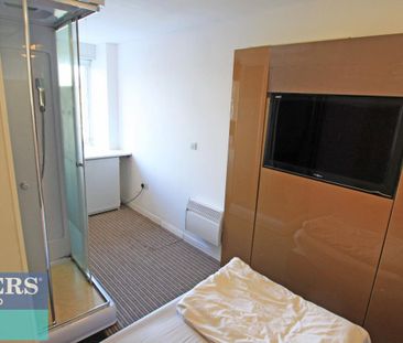 1 bedroom Flat To Let - Photo 2