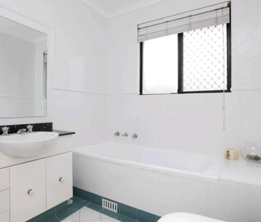 Spacious Townhouse - Easy Living! - Photo 1