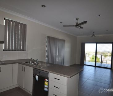 Modern & Low-Maintenance Duplex Living in Prime Manly West Location - Photo 2