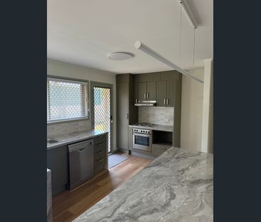 Newly renovated home in friendly neighbourhood - Photo 5