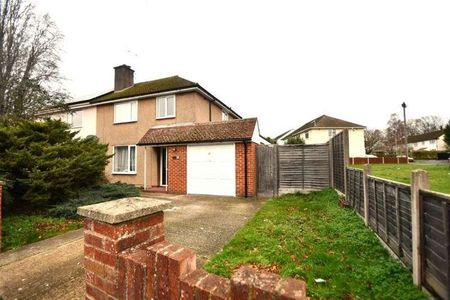 Bedroom Semi-detached House In Farnborough, GU14 - Photo 3