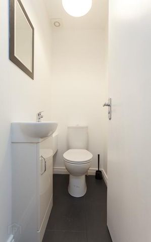 Room 2, 21 Willowbank Gardens, North Belfast, Belfast, BT15 5AH - Photo 4