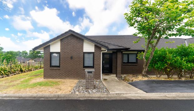 Modern comfort, family space, and unbeatable convenience - Photo 1