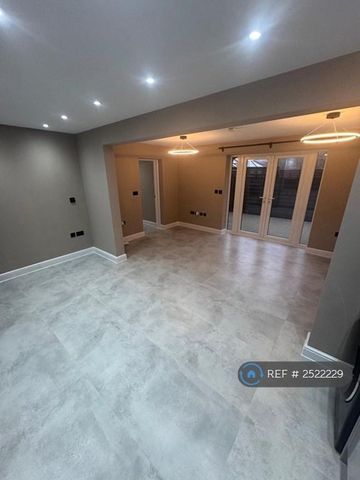 3 bedroom detached house to rent - Photo 2